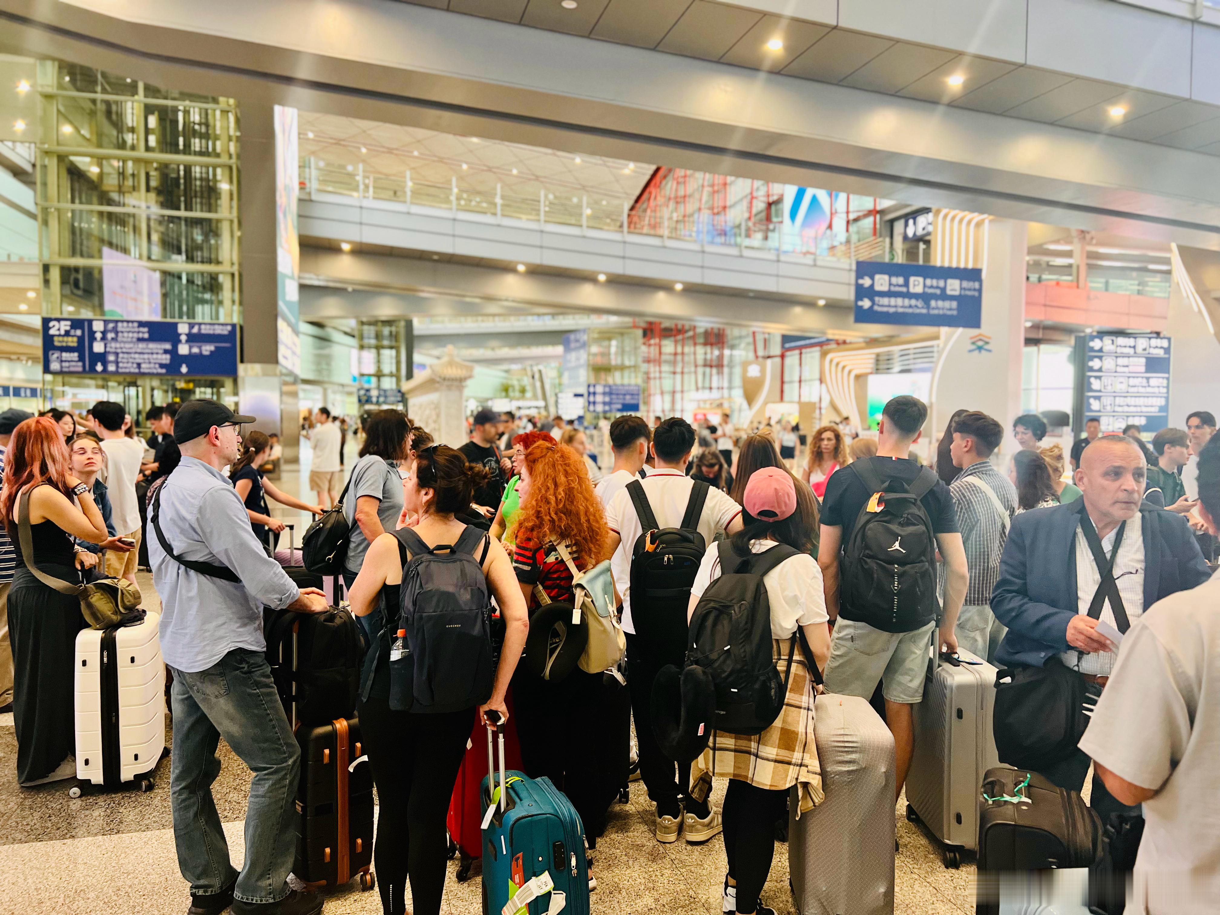 在首都国际机场接人。看到很多外国友人，观察了一下，有来旅游的，也有像是来参加活动