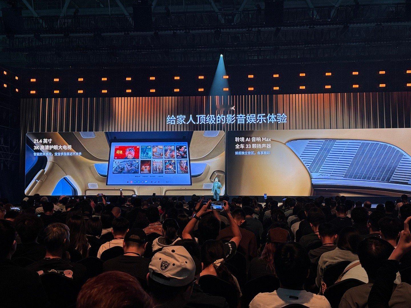 小鹏GX是2+2+2六座布局，三排都有通风、加热、按摩，还有零重力座椅。搭配车载