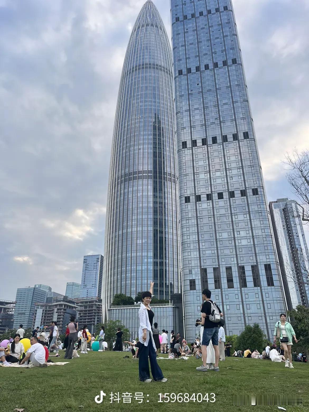 老师给学生上课时 学生不应该和同学交谈影响课堂秩序和其他同学听课，老是有训诫甚至