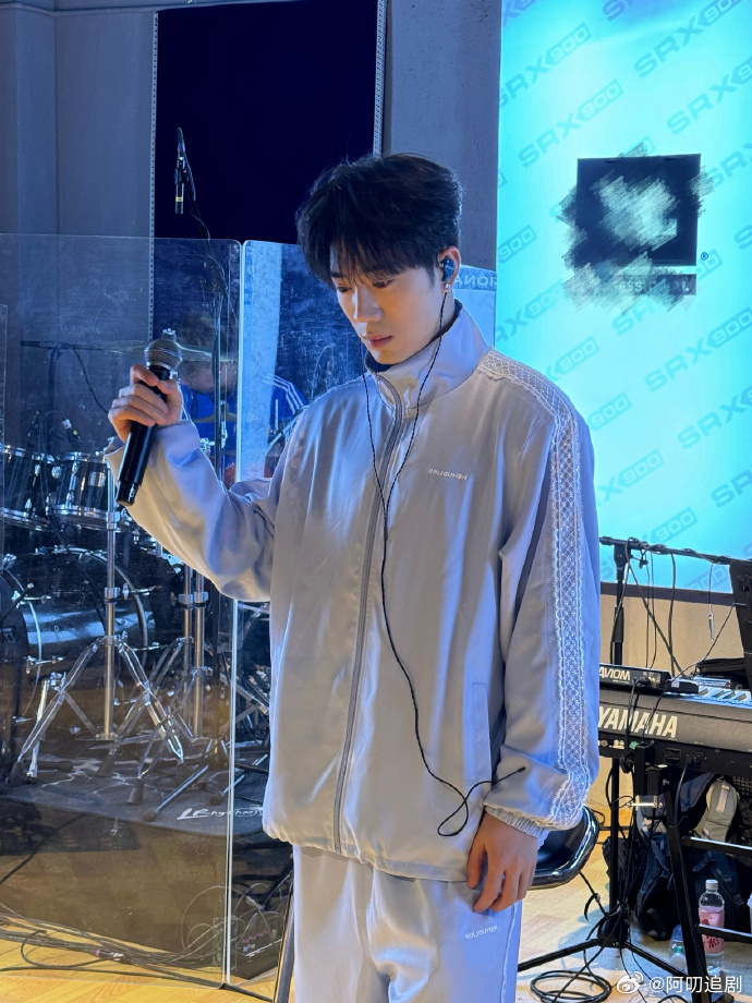 #鹭卓晒排练照##鹭卓彩排plog# 鹭卓的成都演唱会排练照，灰色卫衣套装展现出