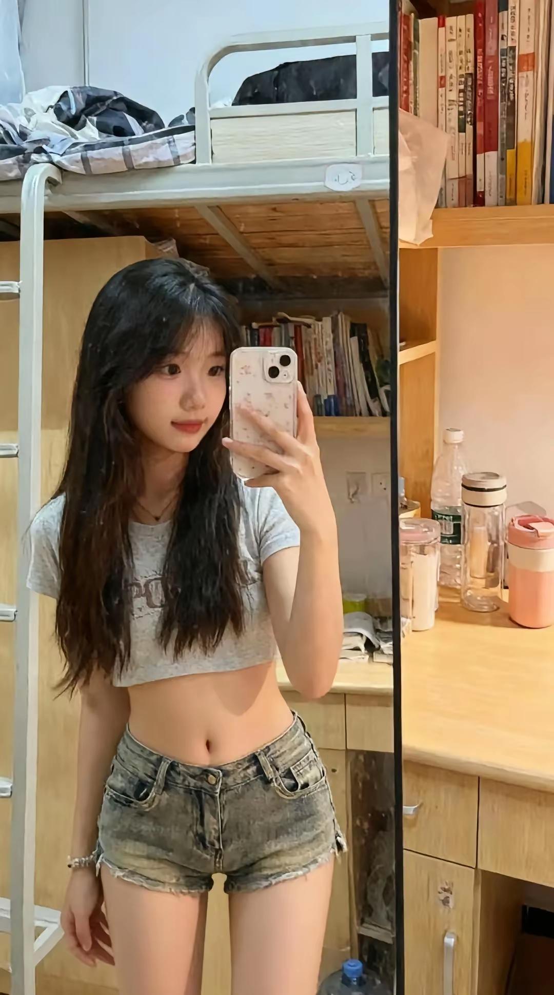宿舍镜子里的下午，短袖卷着夏末的风，发梢随便搭在肩窝。书堆和水杯挤在桌角，手机镜