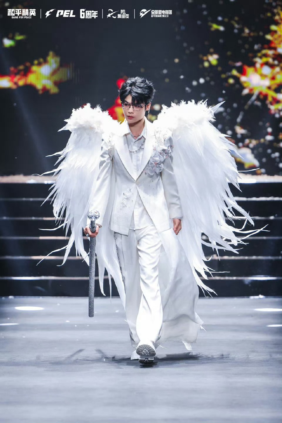 PEL集结夜权威穿搭大赏PEL集结夜的穿搭鲨疯了！白翼天使、暗黑骑士轮番登场和平