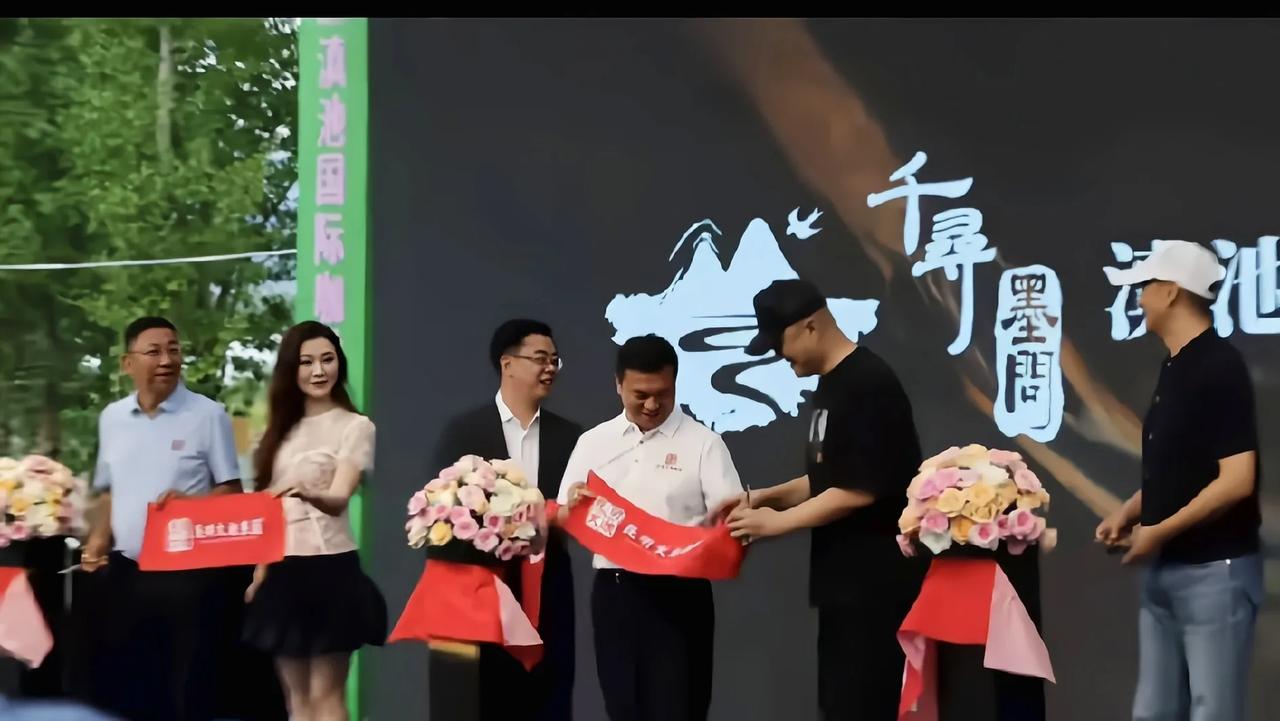 李亚鹏做生意经常失败，但是千寻墨问民宿这个品牌算是成功的案例
说起李亚鹏做生意，