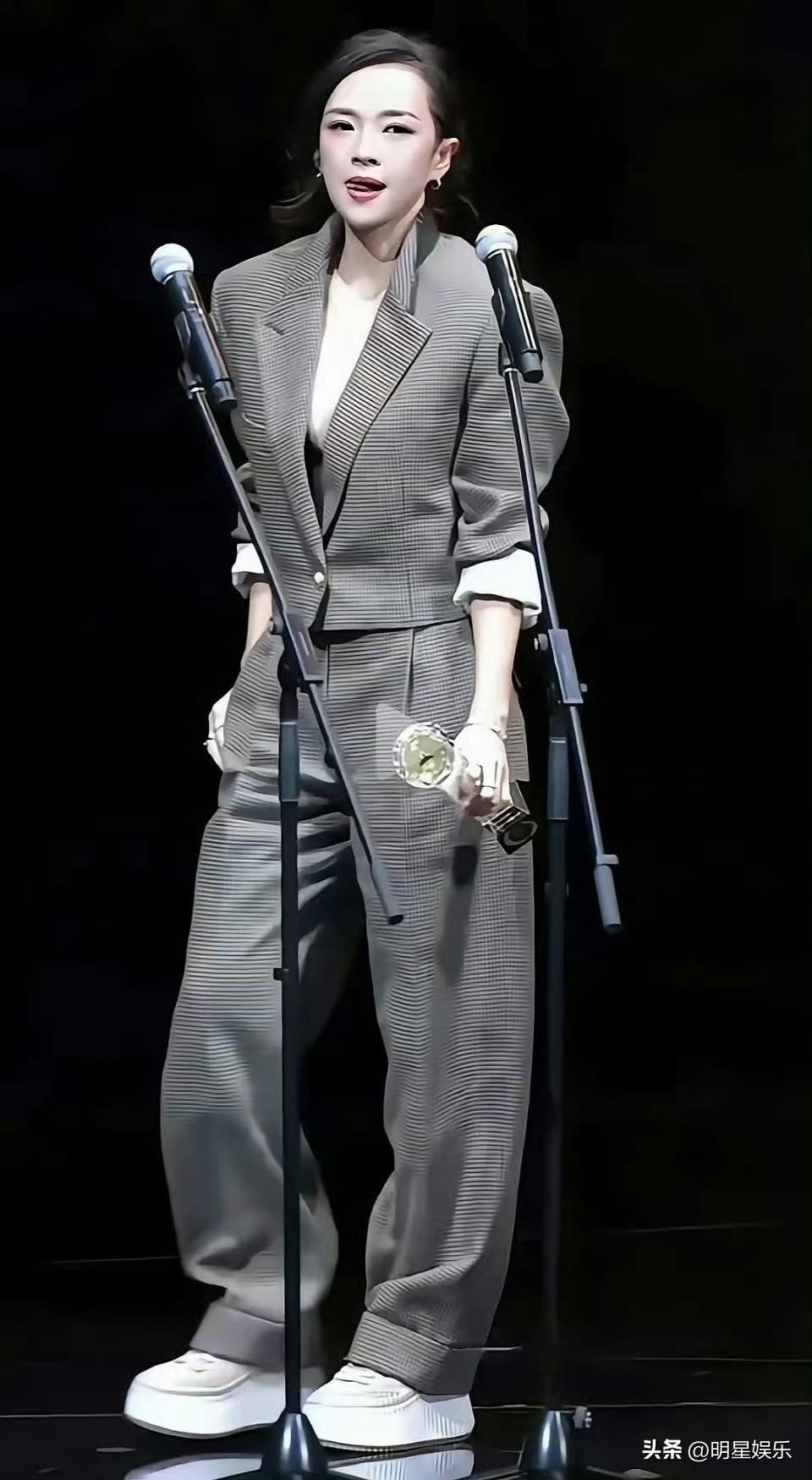 47岁的章子怡在台上一身休闲套装，显得又潮又嫩，这造型绝了