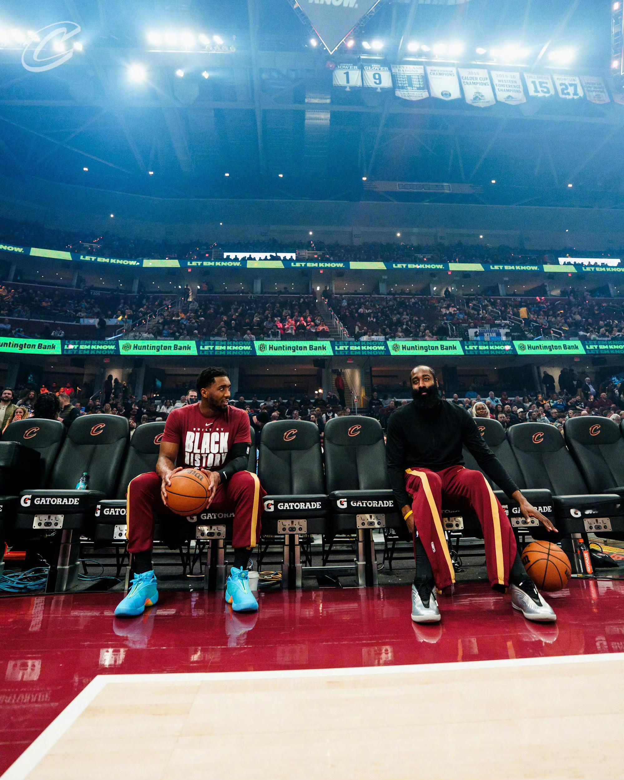 哈登到来之后三场，完美解放米切尔！米切尔分别砍下35分、32分、30分在此前，米