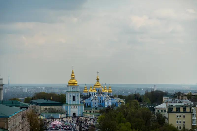 冯德莱恩“空手”抵达基辅这事真挺有看头。俄乌冲突四年，欧盟承诺多却兑现少，这次她
