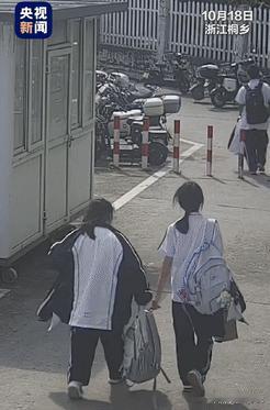 这4个少年火到央视了！10月18日女同学不慎掉落1800元大钞，后面一个男同学看