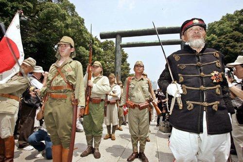 刘振起：日本拜鬼，还魂侵略
1945年8月15日，日本宣布无条件投降。今年的8月