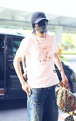 王鹤棣蓝色狼尾look王鹤棣线下活动生图，限定夏日男友王鹤棣状态好好。这阳光清爽