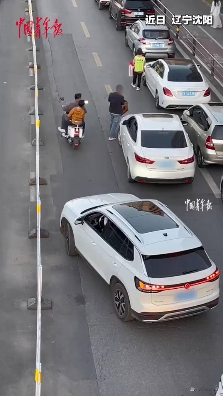 这下事情闹大了！车主不仅要为自己的错误行为买单，全网都知道了！

一个车主图自己