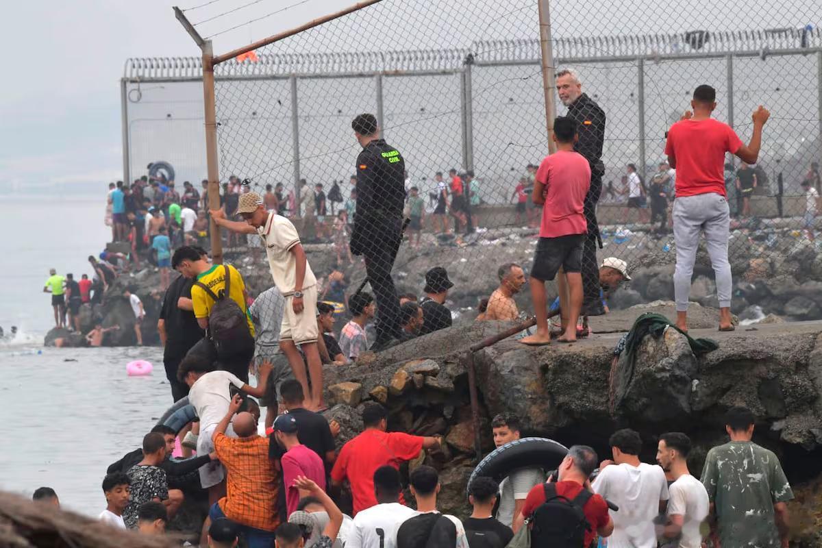 4万名非洲人非法涌入西班牙在非洲的飞地，意大利外交部长说，西班牙这样搞关闭他的申