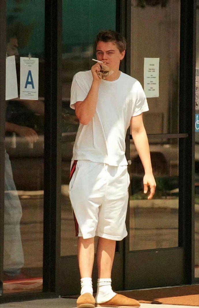 十八岁的小李子也没有那么帅，只是泰坦尼克号里的服道化和剧情太加分了！ ​​​