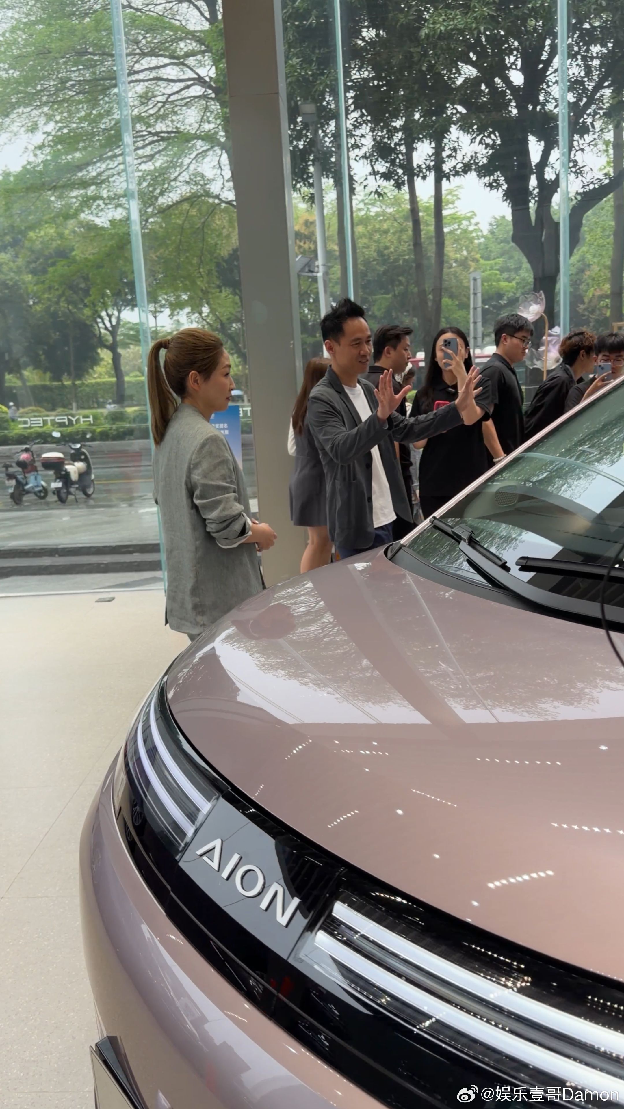 学霸选车逻辑太清晰！偶遇即将读博的刘诗雯在看埃安N60，先夸全场景智驾省心，再体