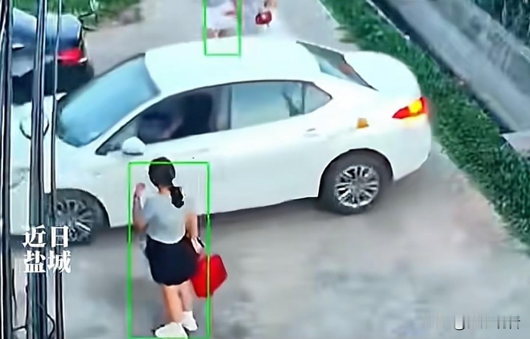 近日，江苏盐城有位儿媳开婆婆的车倒车，操作失误直接飞跃沟渠扎进鱼塘，整车泡水直接