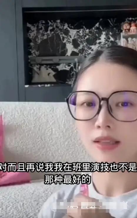 杜淳妻子王灿在直播中直言：自己混不了娱乐圈的原因。

真话令人扎心：我就属于那种
