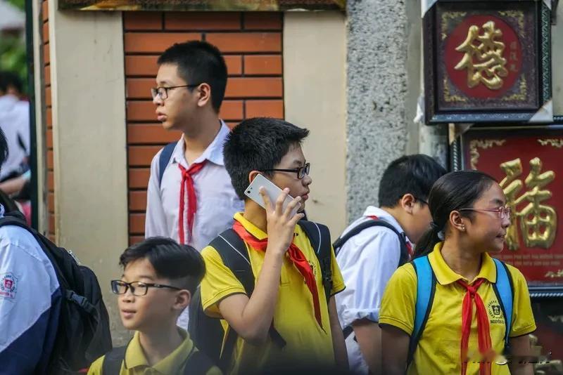 家长从孩子的课桌里掏出一堆红领巾 家长从孩子课桌里掏出一堆红领巾
这事儿，挺有意