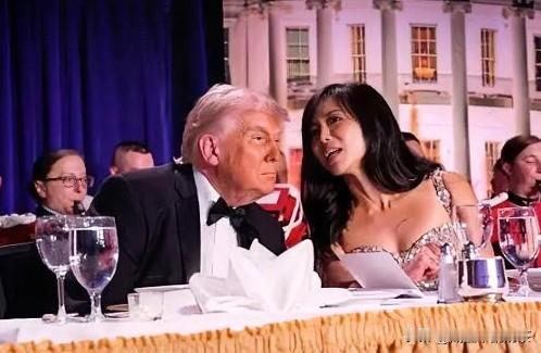 枪响瞬间！特朗普左侧的华裔女记者，身份绝不简单

华盛顿希尔顿酒店的枪声一响，现