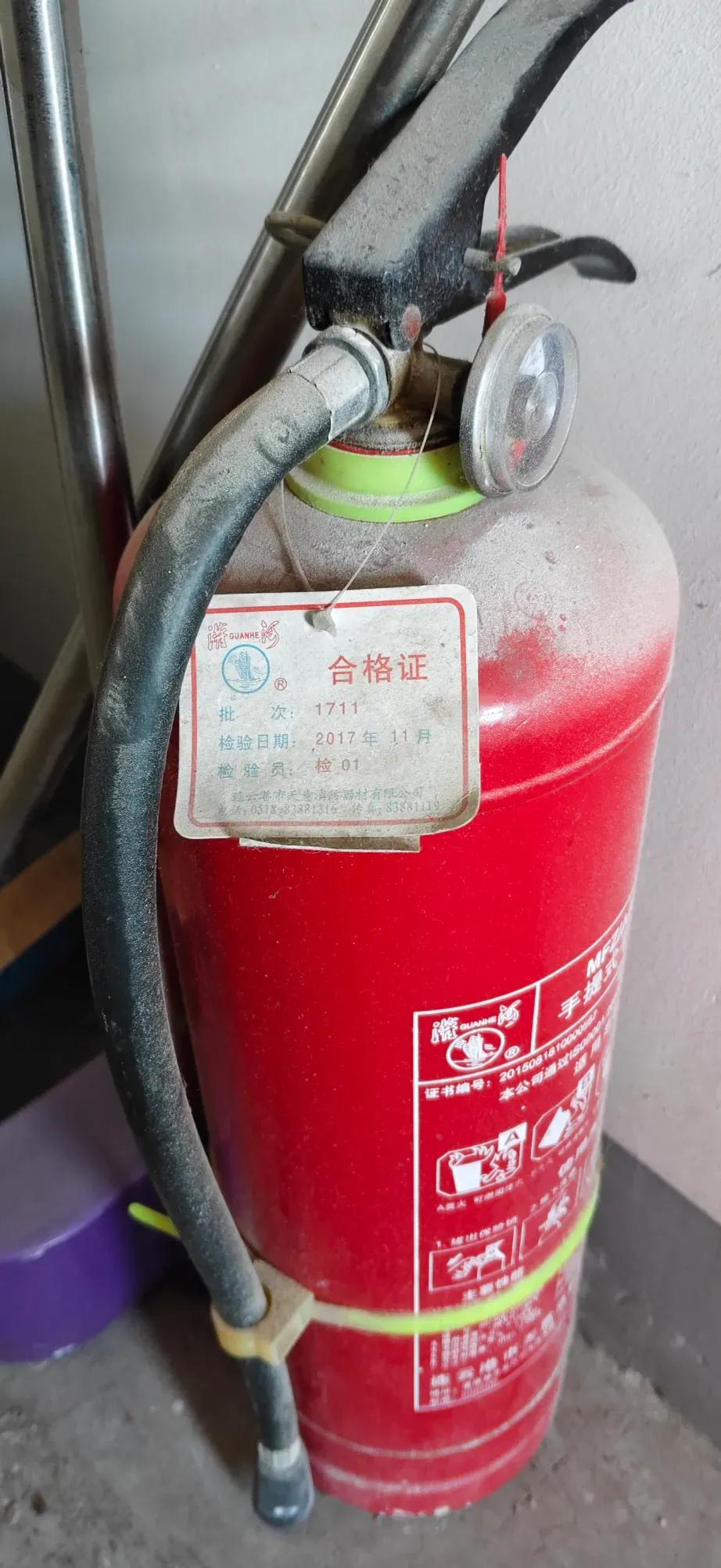 说来也怪，前两天楼下消防演练，我凑近看了一眼灭火器上的检修标签，好家伙，上次年检