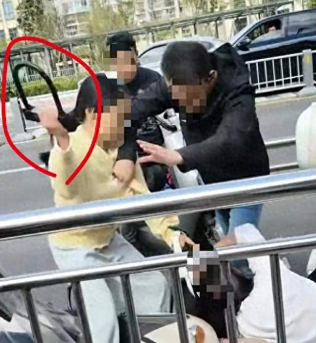 用U型锁打人的曹某某，接下来要面临3个窘境