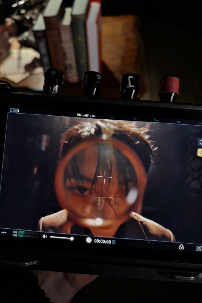 马嘉祺西装眼睛矜贵感 马嘉祺监视器放大镜视角 马嘉祺监视器放大镜视角，马嘉祺西装