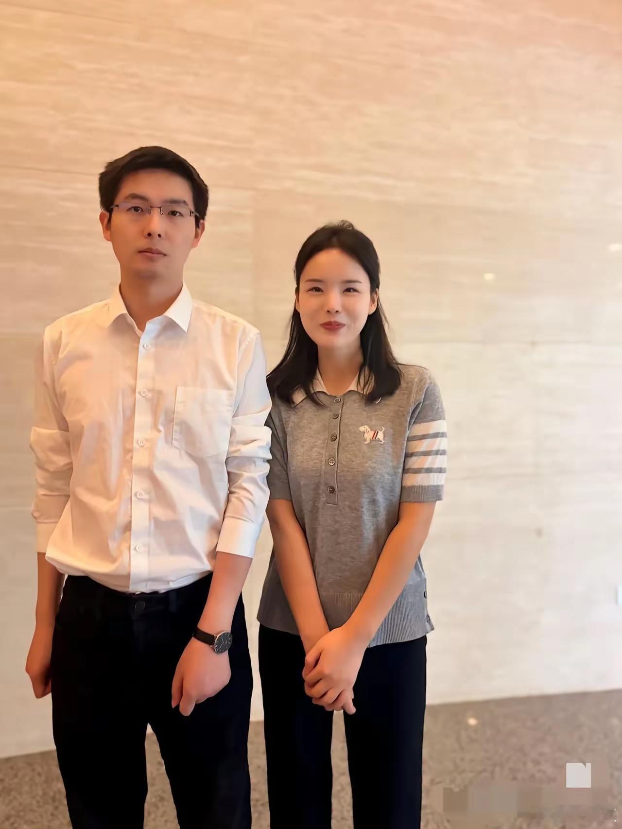 宇树科技创始人王兴兴很有男德了跟粉丝合拍照片胳膊都不敢和女生靠的太近，很有教养啊