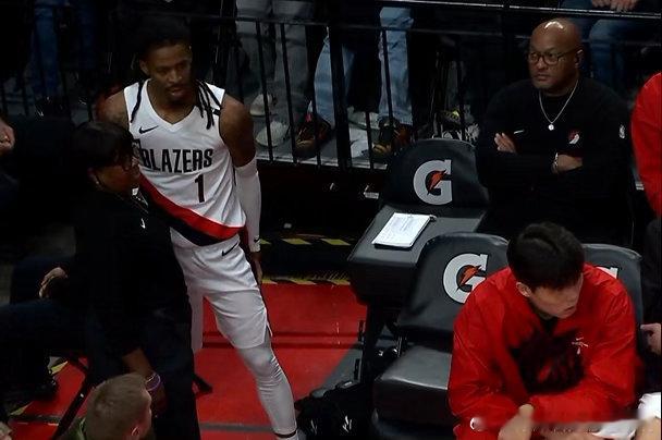 NBA[超话]  开拓者官方：莫兰特左腿筋拉伤，退出今日比赛 ​​​