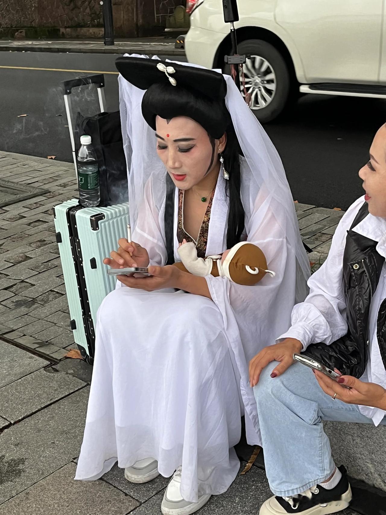 西湖偶遇白素贞，真漂亮遇见西湖小仙女 偶遇白蛇传 坐湖边等许仙 杭州的白娘子