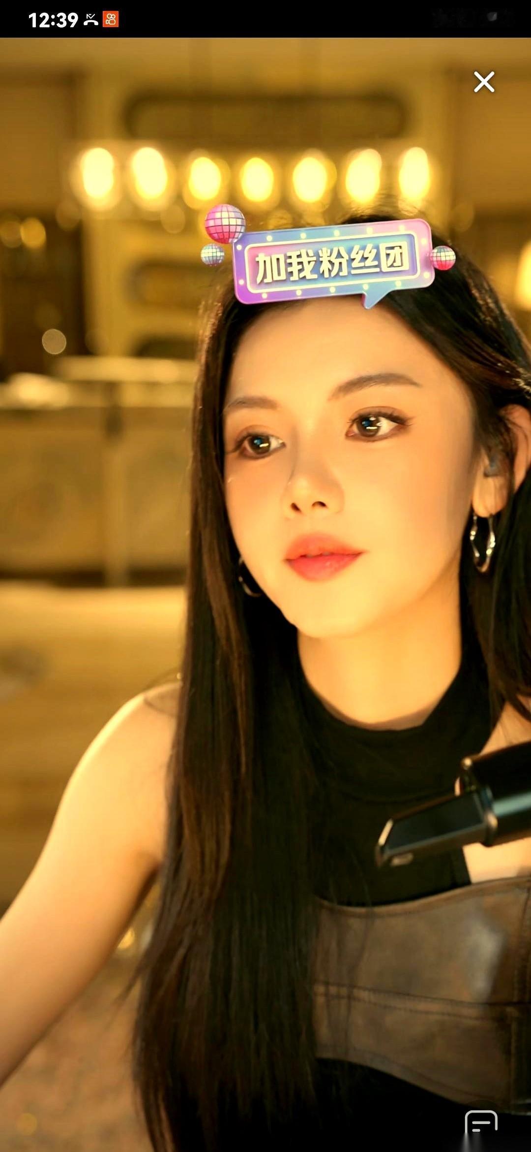 抖音那个传说中的白皇，阿尔法，
就那么毫无征兆地，“哐” 一声，砸进了小U哈的直