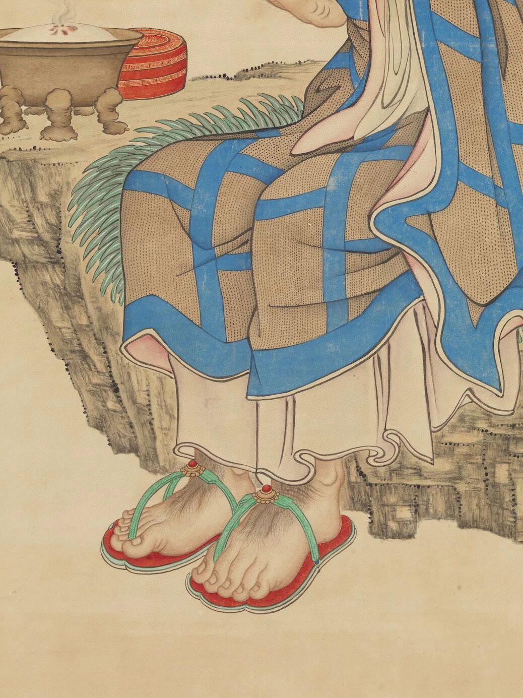 人字拖，实在是个懒洋洋的小东西。

两根带子，一片薄底，往脚上一夹，人便凭空生出
