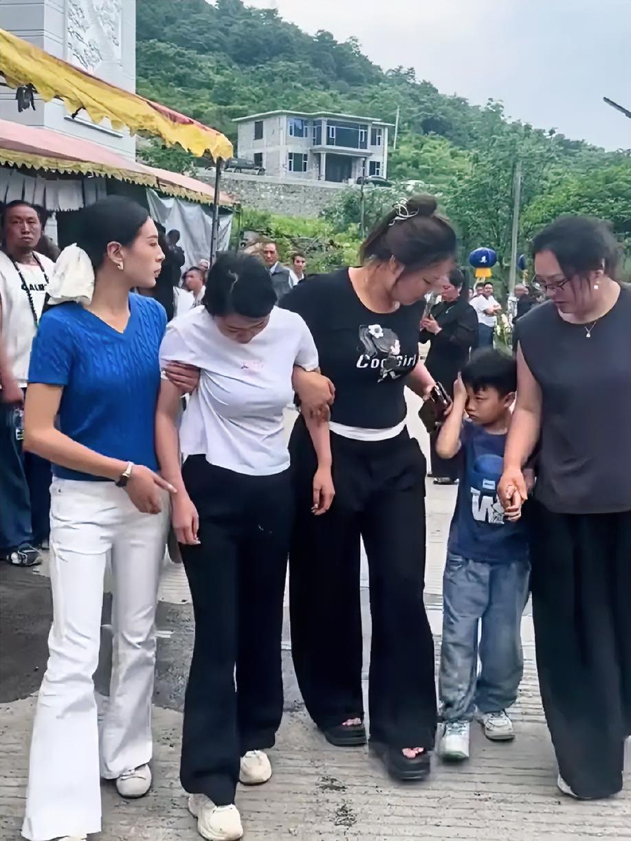 阿全两段婚姻留下4个孩子，老婆身材不错，开车还抽烟，老丈人比女婿大13岁，这女的