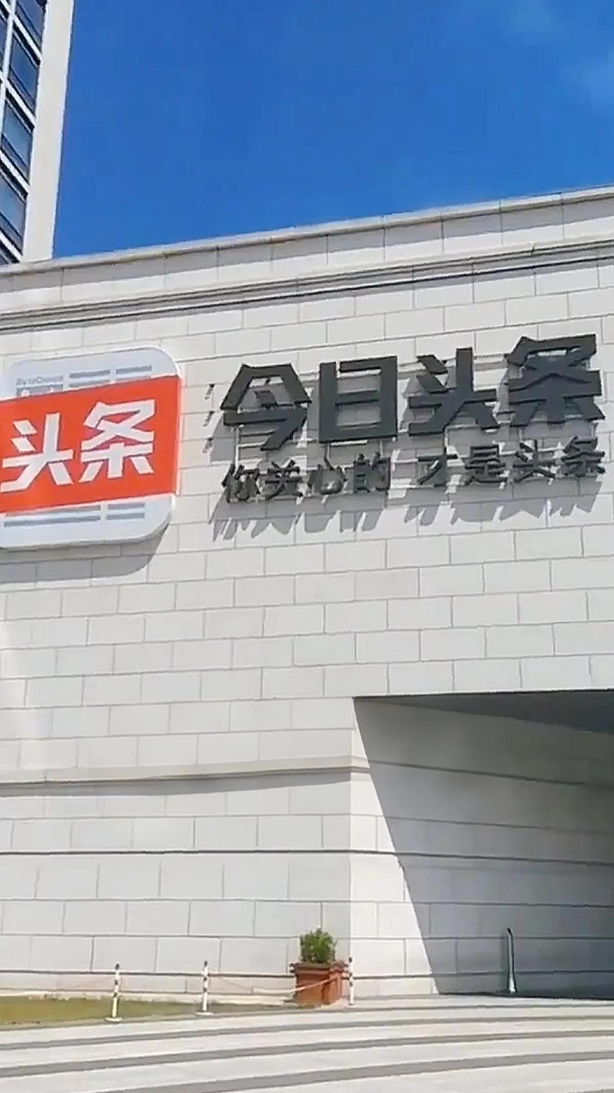明朝著名谋士刘伯温曰：“未来教主临下凡，不在皇宫为太子，不在僧门与道院，不落宰府