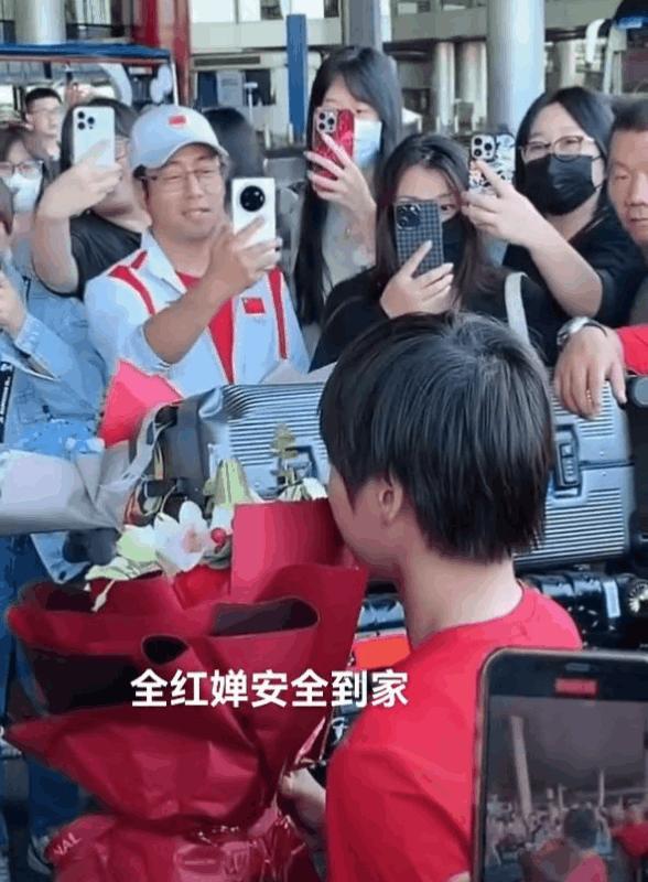 全红婵到首都机场啦！这可爱的婵宝，真是太逗了！🎉
她努力配合粉丝拍照，一排拍完