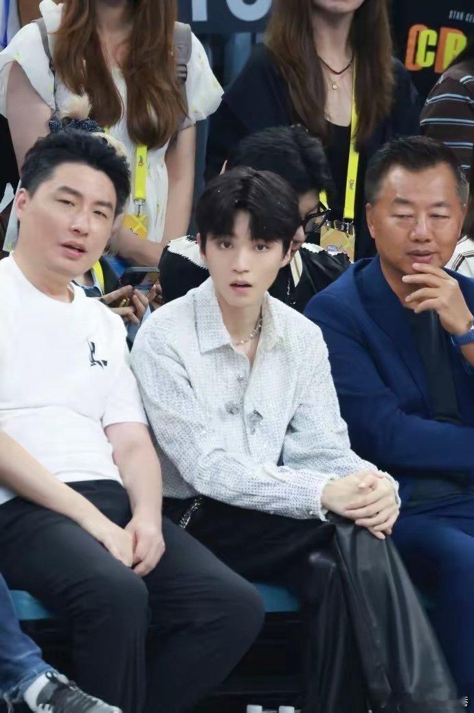 座位席上的王俊凯 看座位席上的王俊凯才懂“星素之别”，他就像在发光一样，出众颜值