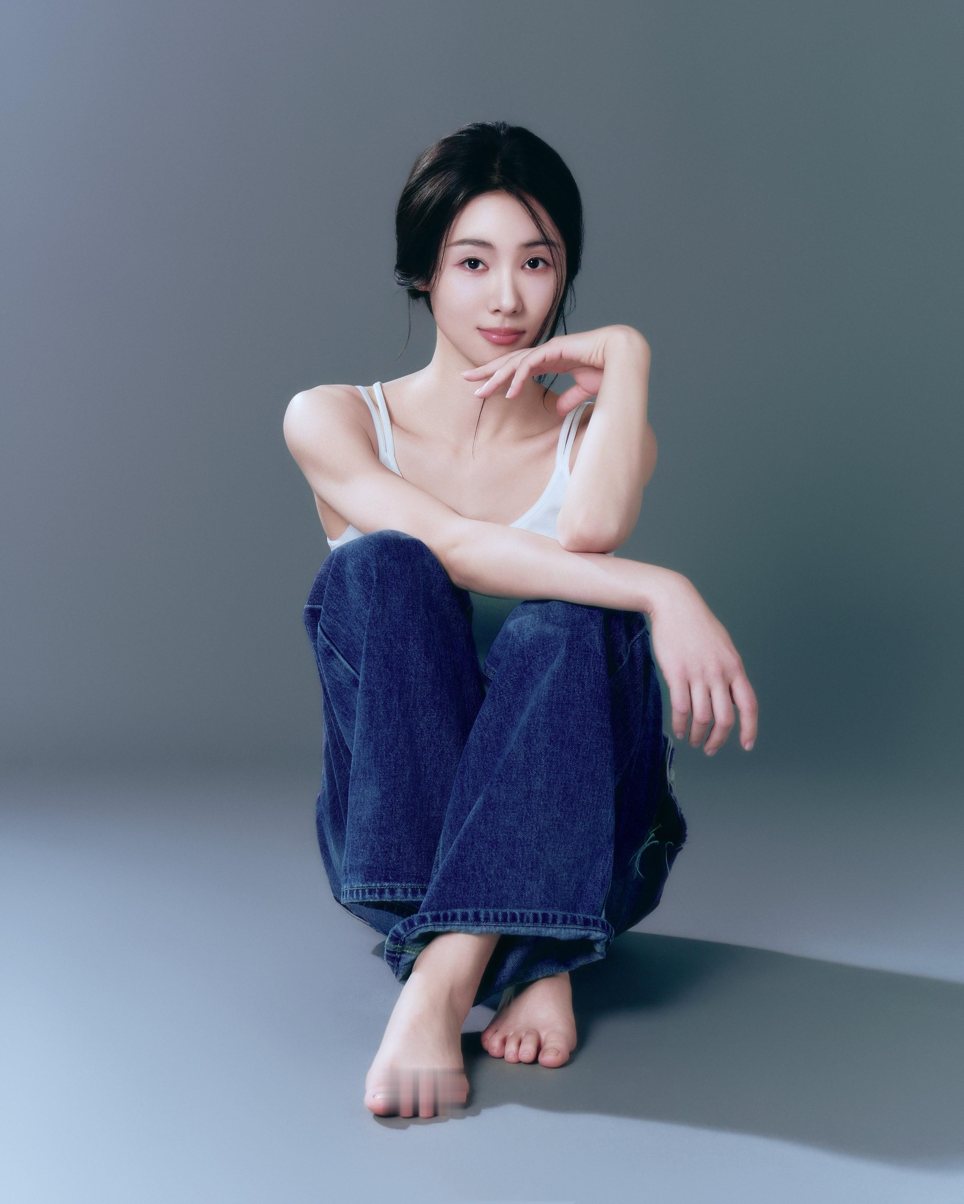 黄家婧，吊带牛仔柔美姿态 ​​​