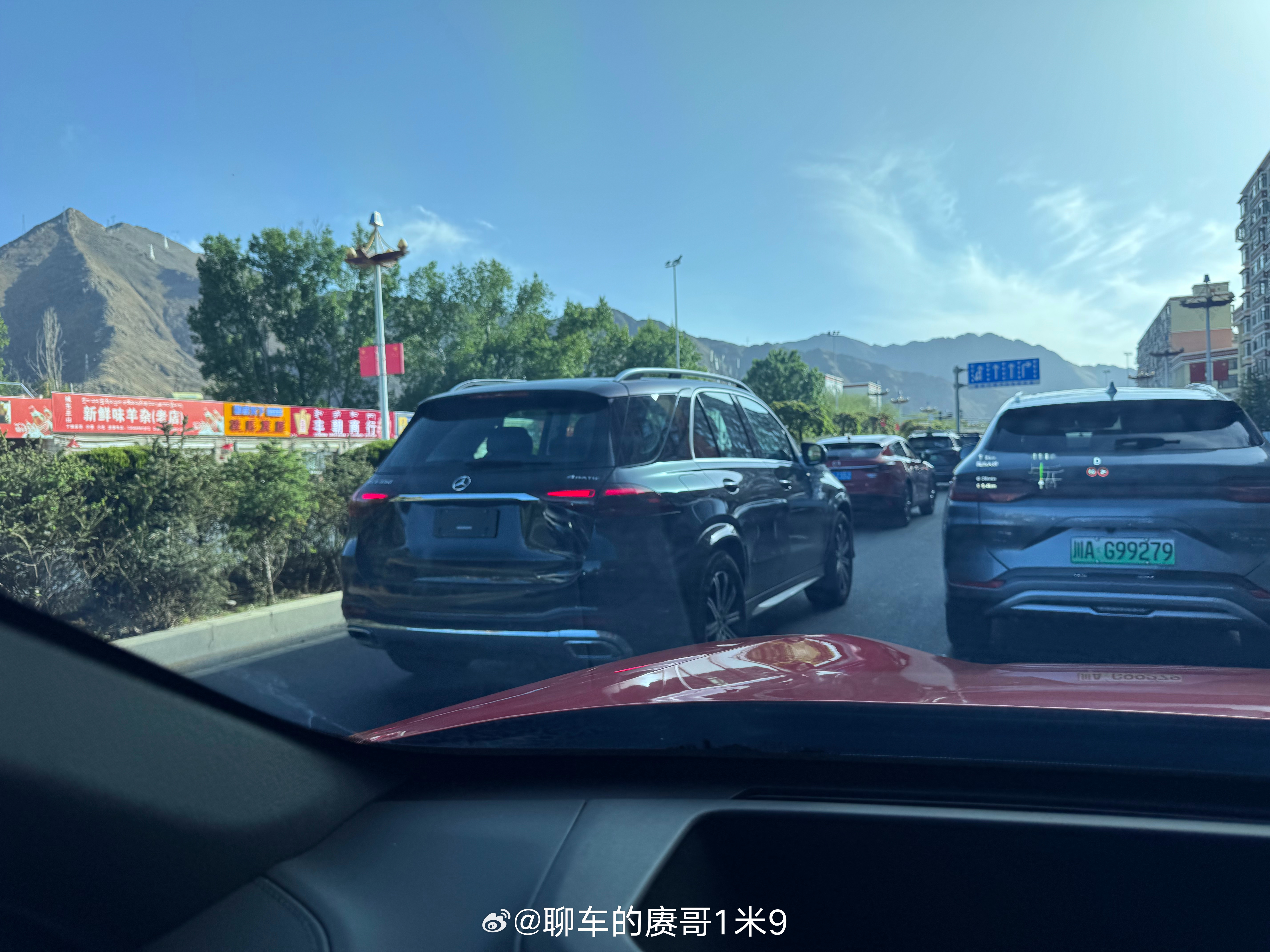 在满大街都是霸子巡子各种日系国产的拉萨街头开一台藏牌的奔驰好像有那么点奇怪这边当