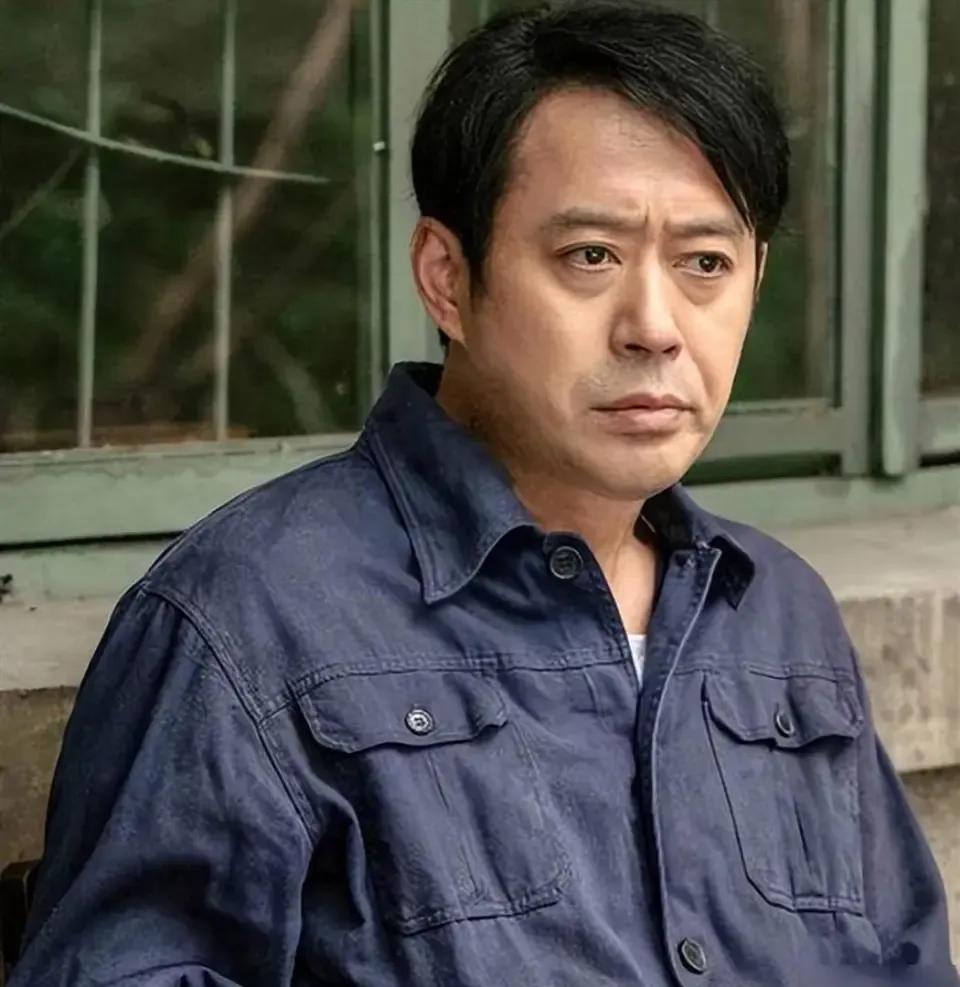 53岁的刘钧独自在北京生活，他的人生充满故事。早年拍戏时，一场意外让他差点葬身火