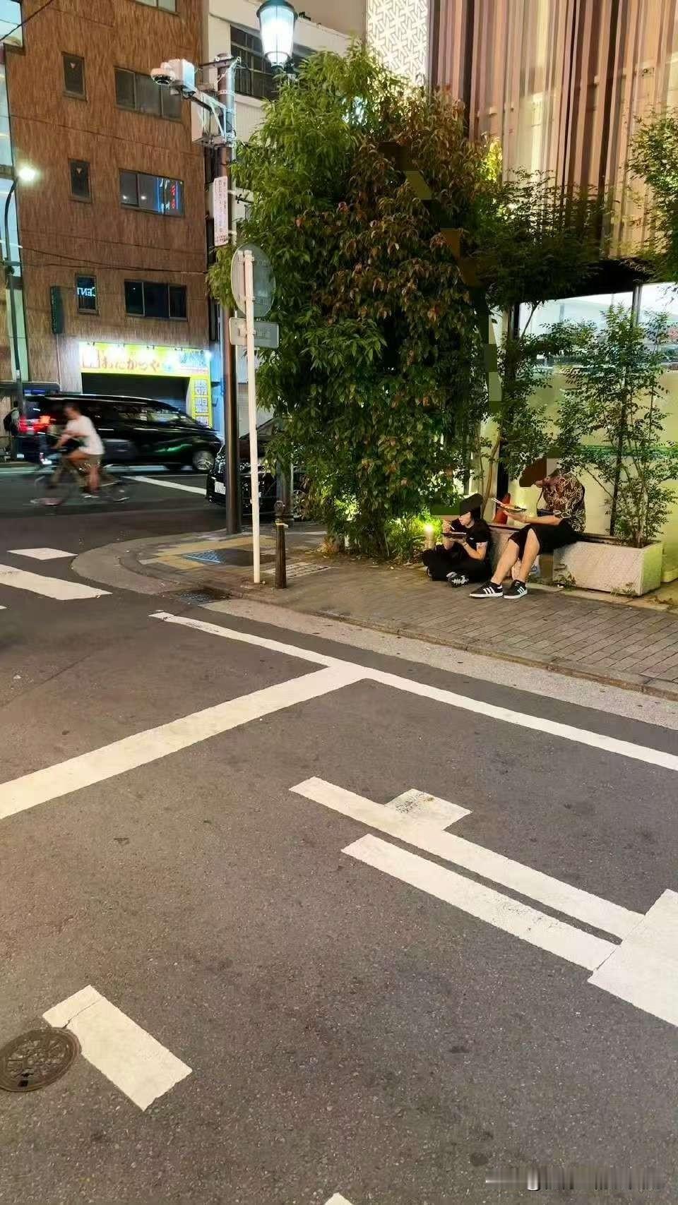 因为高市早苗政府把消费税从8%涨到10%，造成在店内吃交10%税，拿走吃交8%税