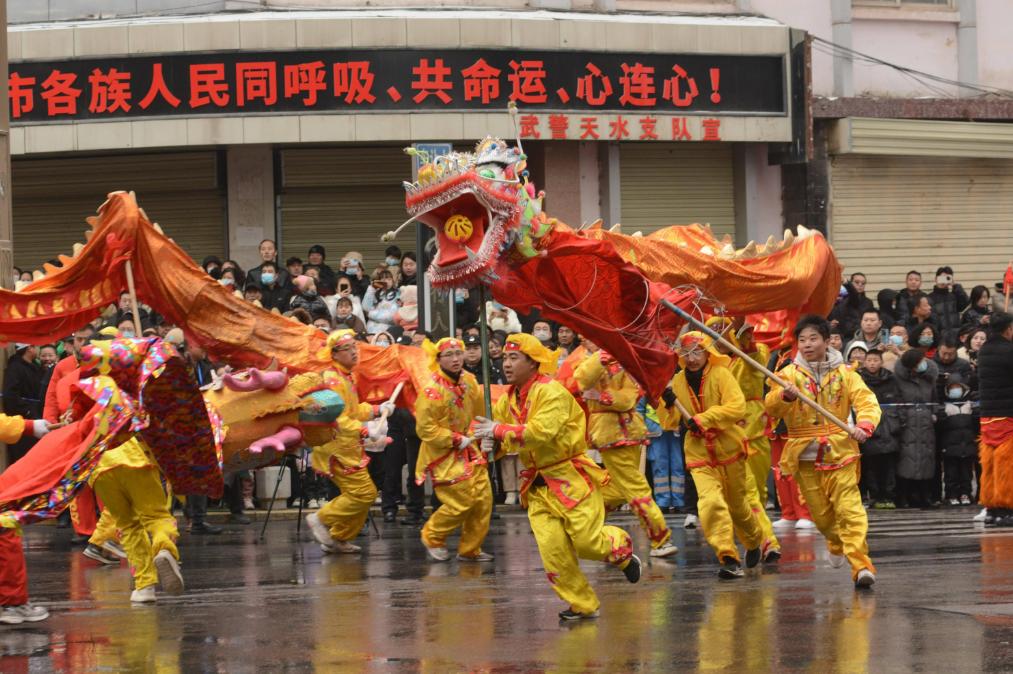 贵州大爷组团去甘肃旅游，游山玩水还吃了麻辣烫，一大爷扬言：我要在这买套房！
 
