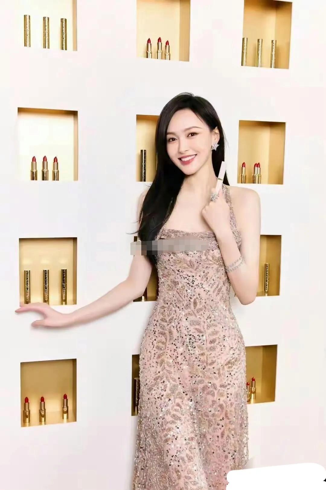 唐嫣穿抹胸裙美如大号水蜜桃，40岁依旧性感迷人。