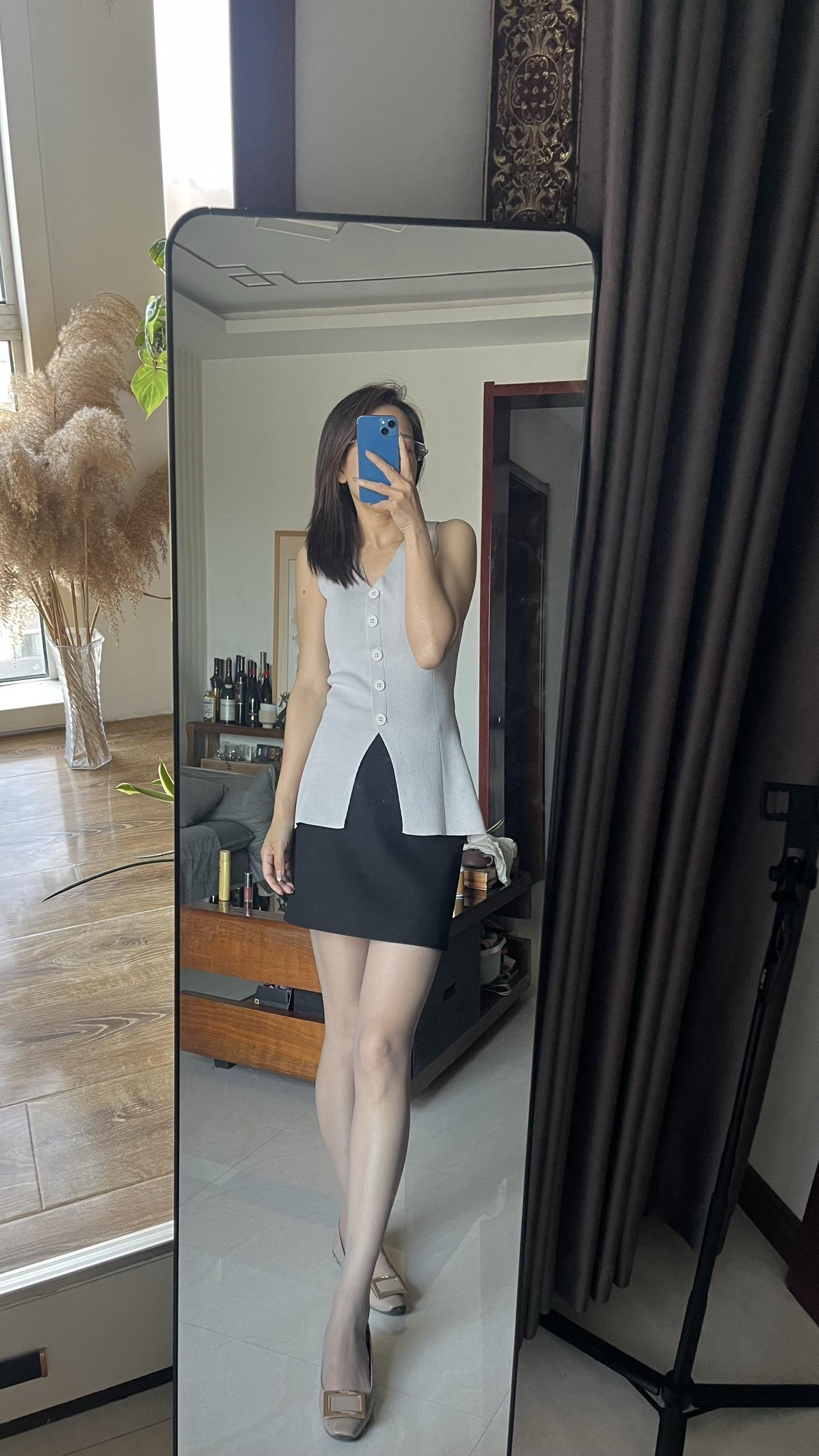 穿搭身材对镜拍灰色系御姐