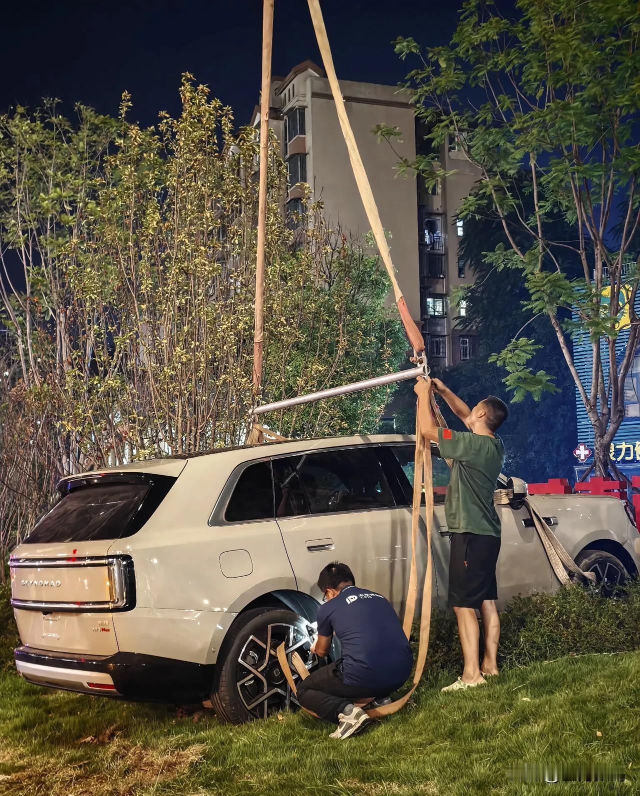 真不知道这些人怎么开车的，到底是怎么回事，有没有驾照，新车还没开呢，就上绿化带了