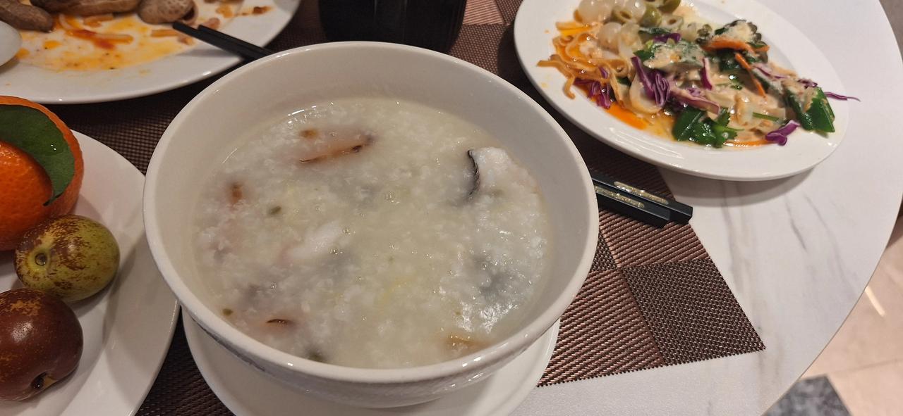 中西合璧的早餐，鱼片皮蛋粥，意面，卡布奇诺，面包。东西方文明一定要交融，不搞对抗