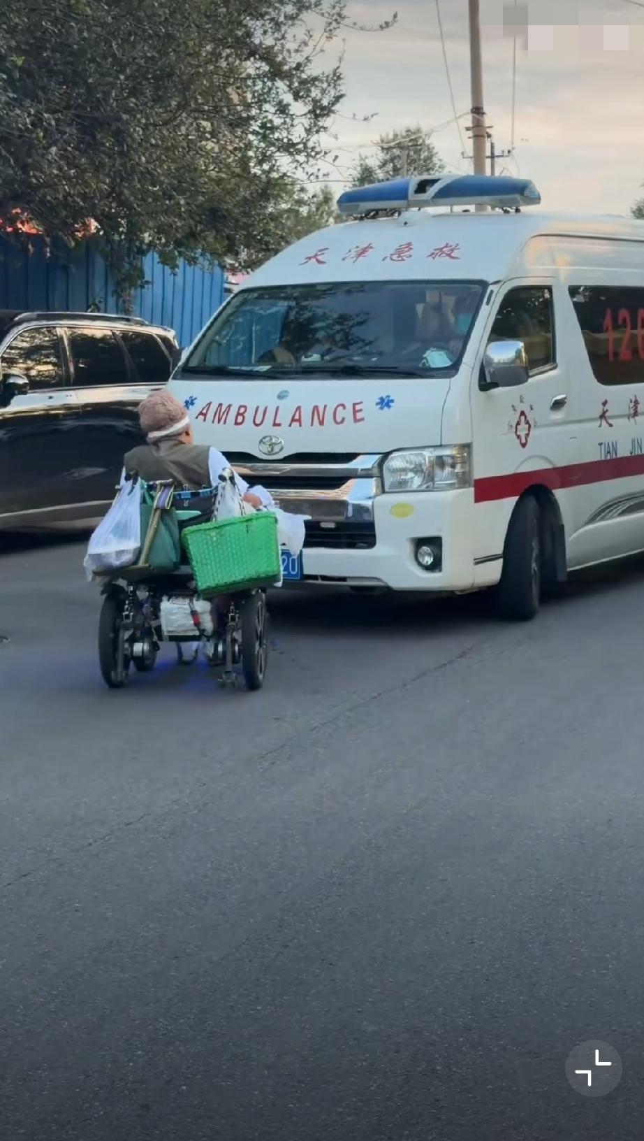 正常行驶的120救护车被坐轮椅的老人逆向拦停！
司机喊话请其让路，老人不肯挪开。