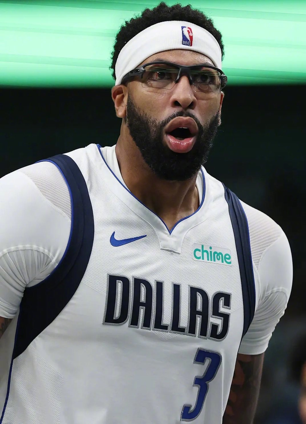 猛龙被视为安东尼-戴维斯的潜在交易下家。若想要与独行侠接近匹配薪资，他们必须拿出