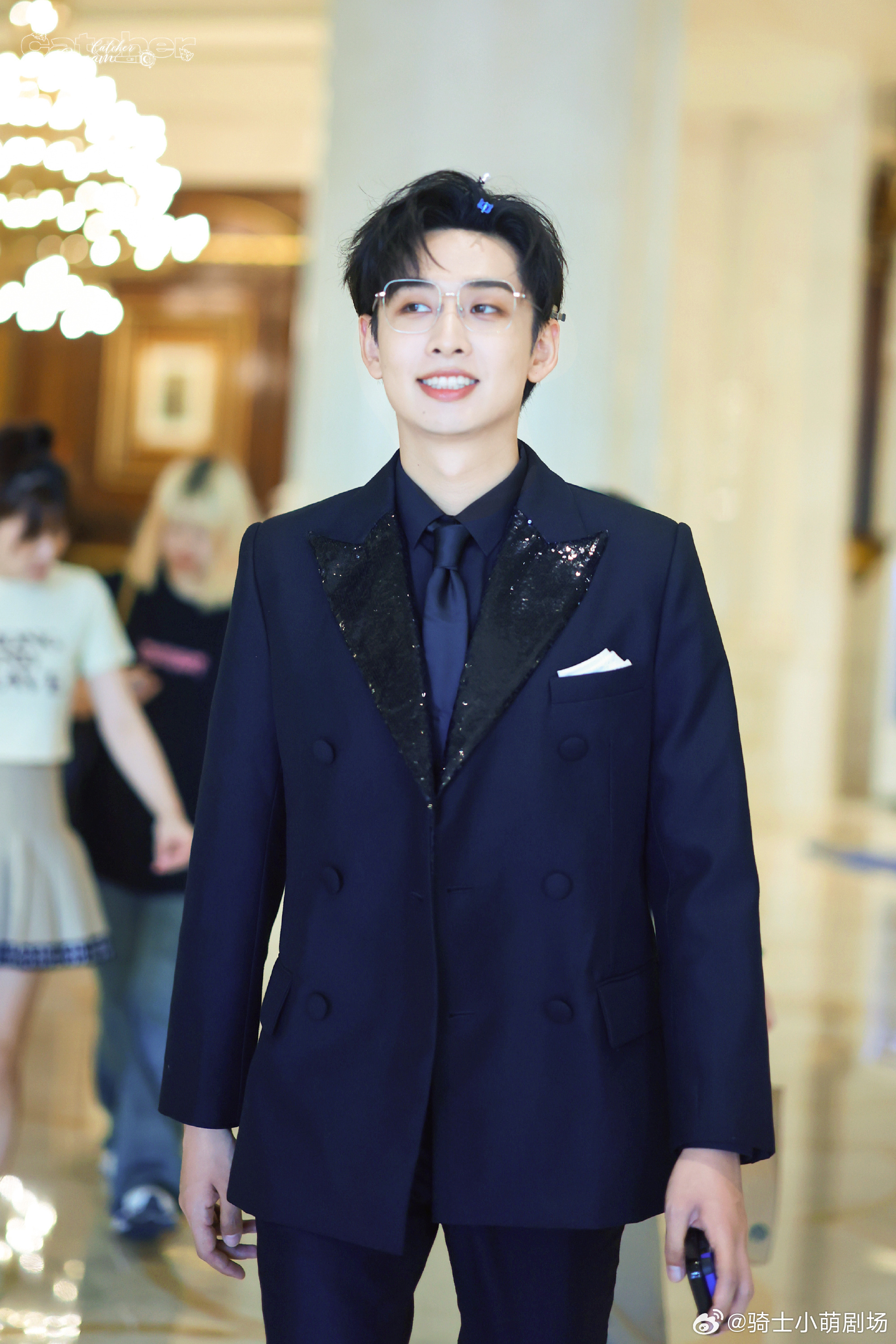 齐思钧唱够爱吓曾沛慈一跳齐思钧突然开唱够爱，曾沛慈表情立刻绷不住，又惊又喜，瞬间