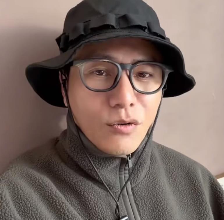 陈坤自曝生病瘦10斤 近日，陈坤携手辛芷蕾、尹昉出席新剧《金色》开播直播活动，全