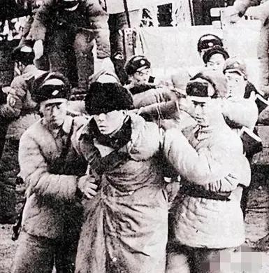 1978年的浙江黄岩县宁溪村，几名公安干警撬开村民王金英家卧室的青石板，发现石板
