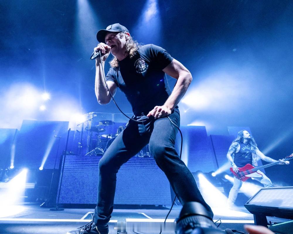 3 Doors Down的主唱Brad Arnold去世，47岁。Arnold于