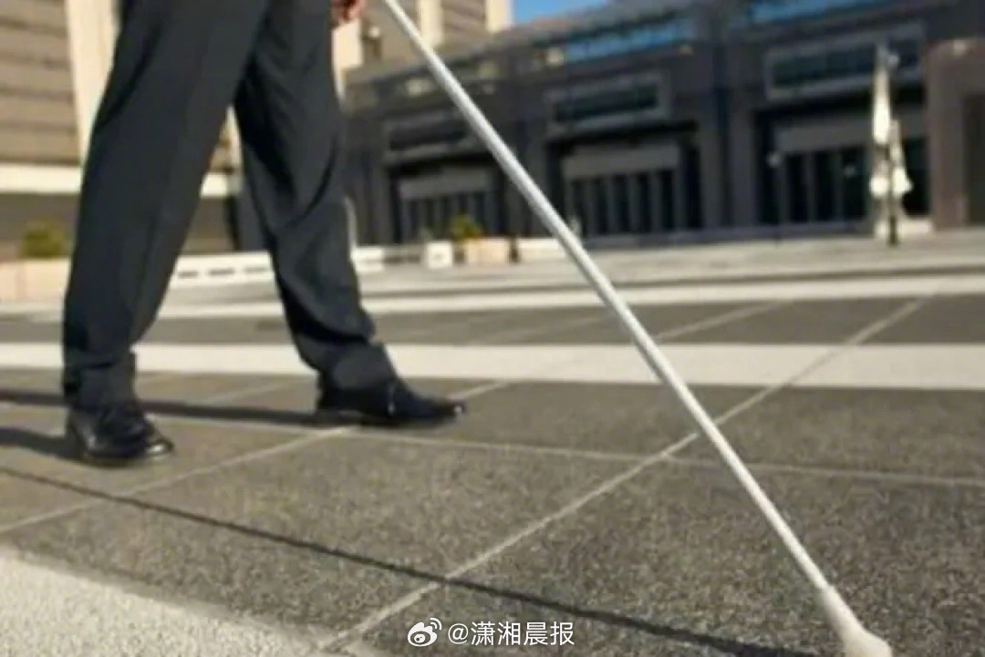 【#意大利男子装瞎53年骗830万元补助#，警方跟踪两月录像揭穿】意大利一名70