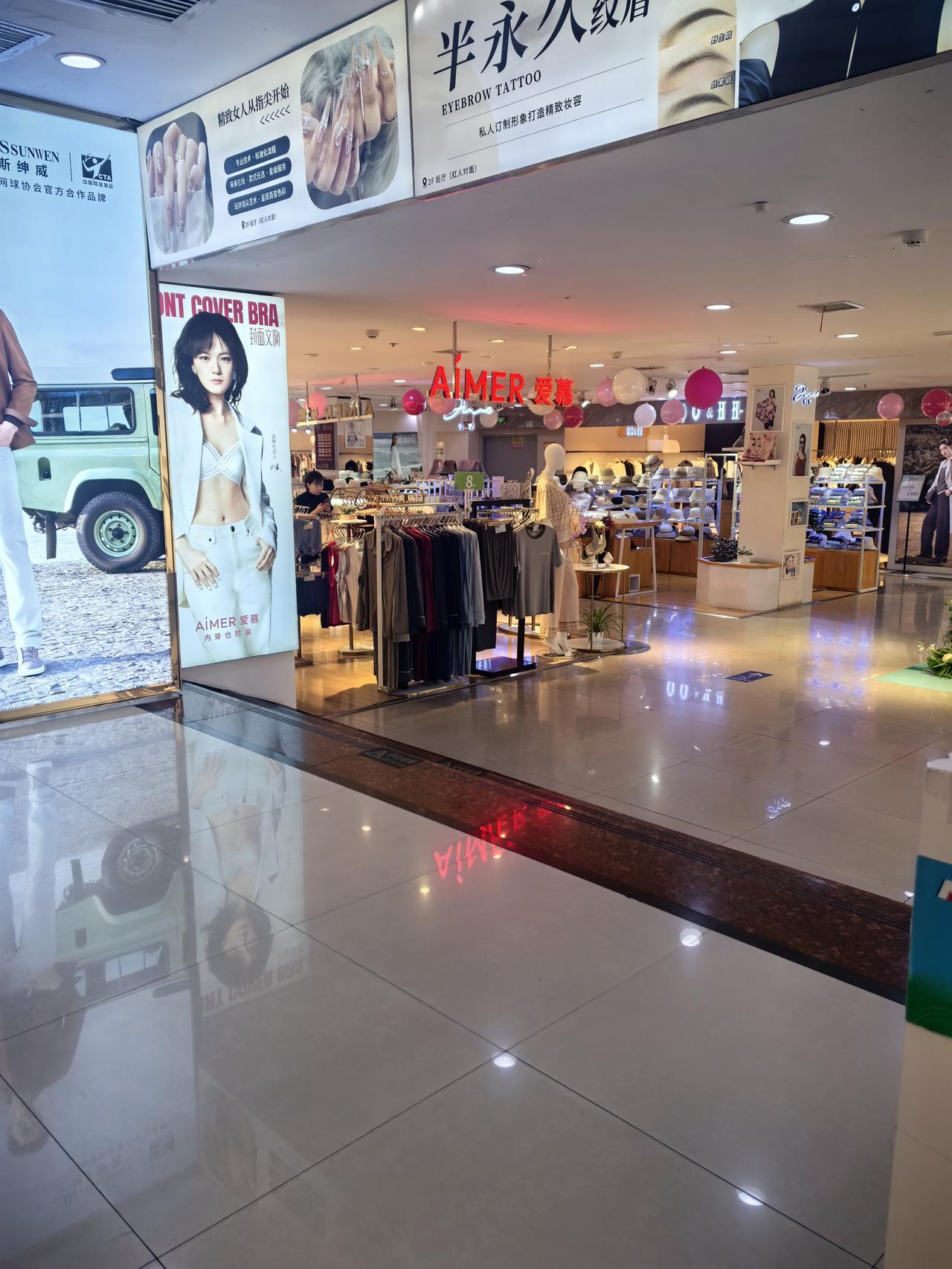 春日生活打卡季好不容易去逛趟商场，人呢？空荡荡的，几乎没有顾客，导购员太热情了，